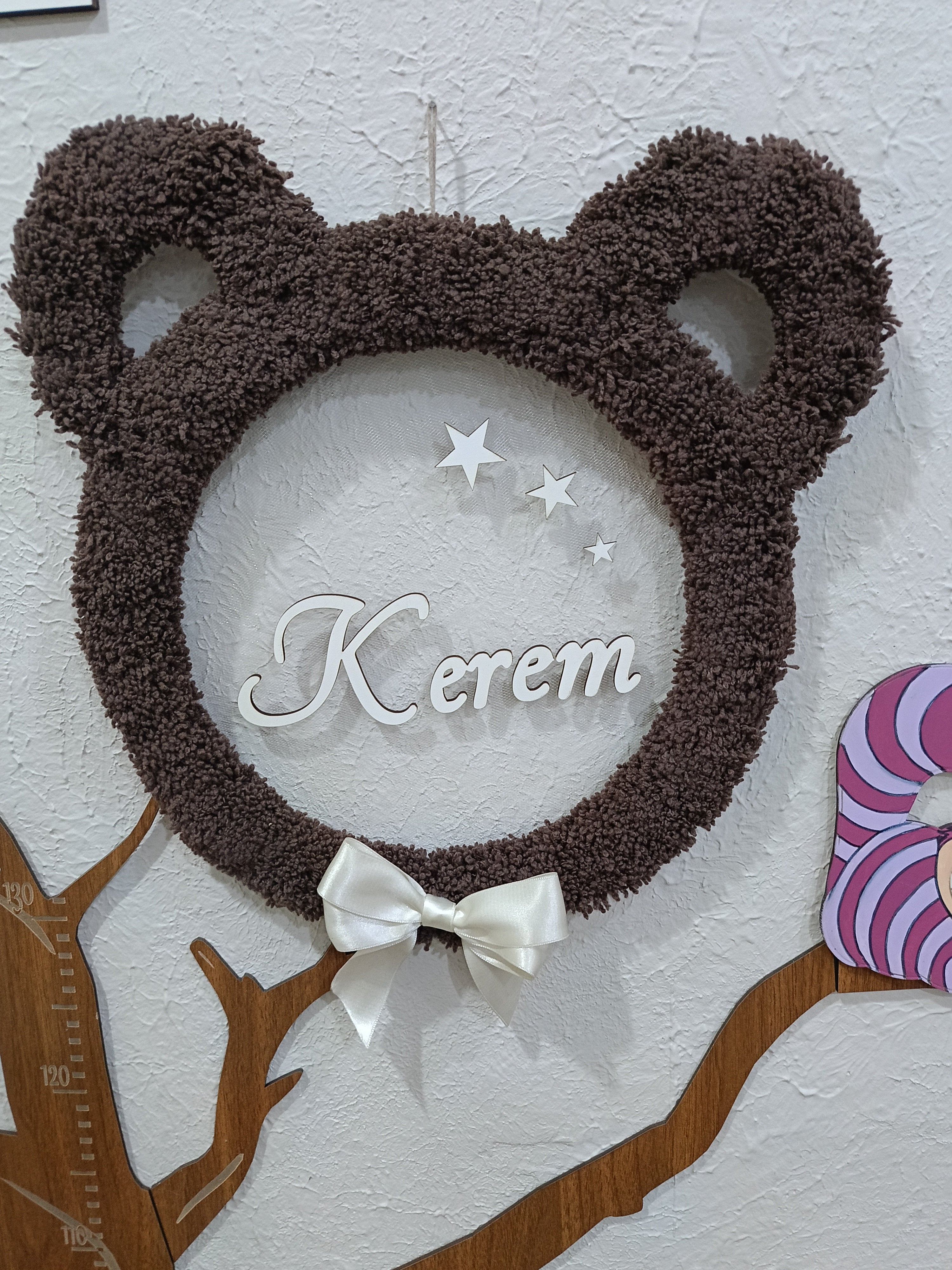 Ahşap Ayıcık Kapı Süsü – Tüylü İp Detaylı (35x35 cm)