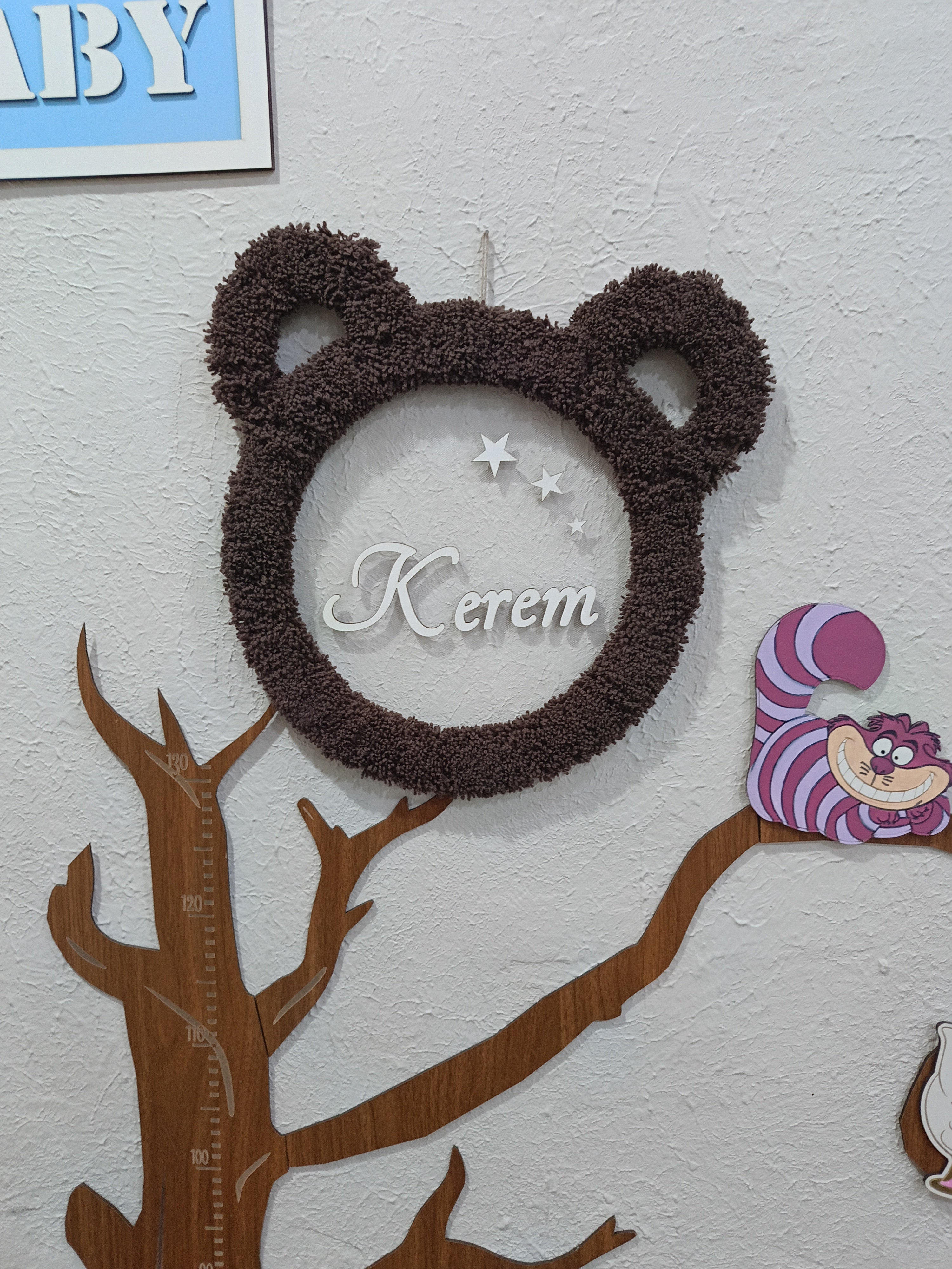 Ahşap Ayıcık Kapı Süsü – Tüylü İp Detaylı (35x35 cm)