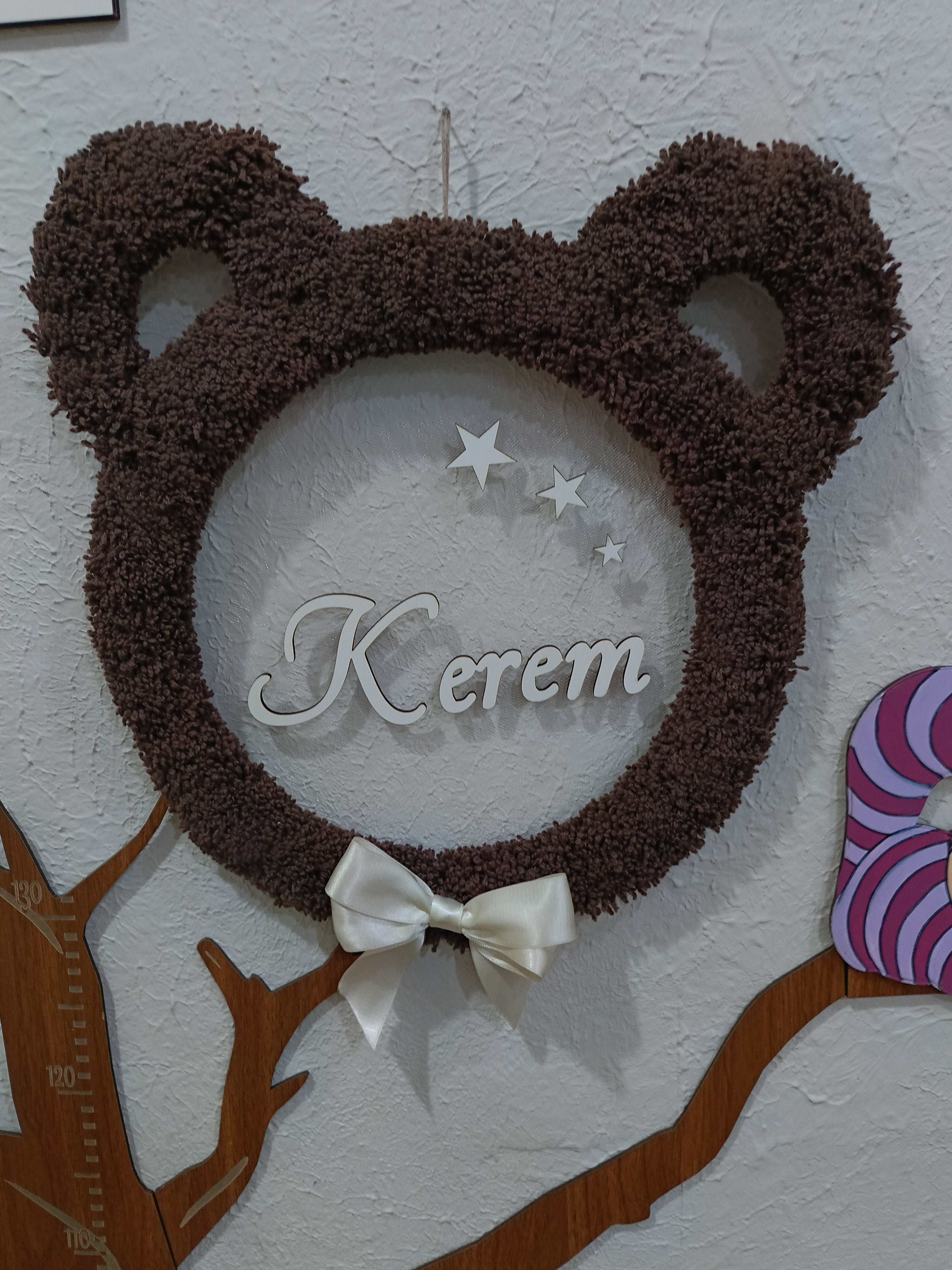 Ahşap Ayıcık Kapı Süsü – Tüylü İp Detaylı (35x35 cm)